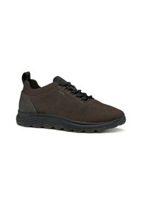 Scarpe sportive marroni scure con superiore in maglia, design testurizzato, suola ammortizzata e dettagli in gomma nera. Comprendono lacci elastici e una linguetta per il sollevamento.