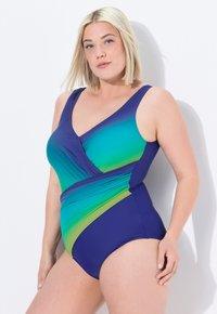 Eén stuk badpak met een gradient ontwerp dat overgaat van blauw naar groen, met een v-halslijn en gerimpelde zijdetails.