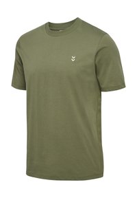T-shirt en coton vert olive, col rond, manches courtes, avec un petit logo blanc à trois chevrons sur la poitrine gauche.