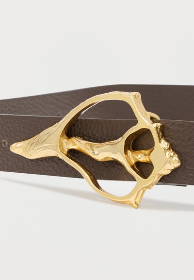 Καφέ δερμάτινη ζώνη με αφηρημένη αγκράφα από χρυσό μέταλλο που διαθέτει ρευστές, οργανικές γραμμές και ανοιχτούς χώρους.