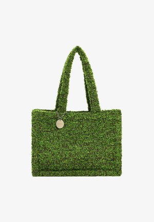 Žalia tekstūruota rankinė su trumpomis rankenomis, papuošta metaliniu žavesiu. Pagaminta iš audinio, kuris primena žolę, su struktūrine stačiakampio forma.