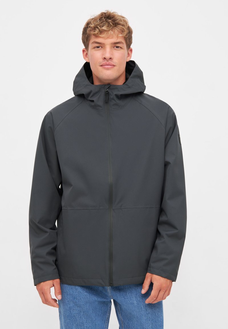 Donkere grijze waterdichte jacket met capuchon, voorzien van een frontale rits en elastische manchetten, gemaakt van soepel, lichtgewicht materiaal.