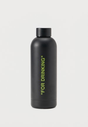 Bouteille d'eau cylindrique noire mate avec bouchon à vis et texte vertical vert "POUR BOIRE" sur fond blanc.