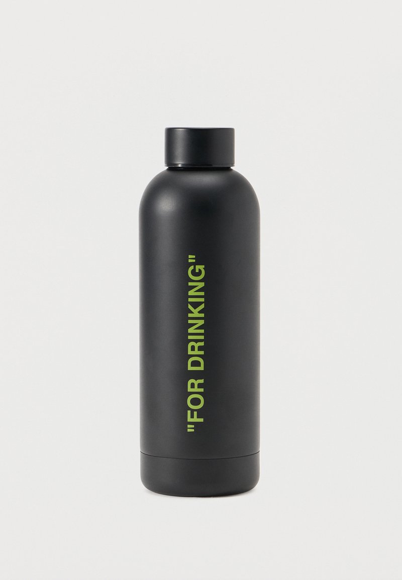 Μαύρο ματ κυλινδρικό μπουκάλι νερού με βιδωτό καπάκι και πράσινο κάθετο κείμενο που γράφει «ΓΙΑ ΠΟΣΙΜΟ» σε λευκό φόντο.