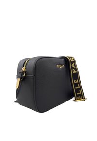 Borsa a tracolla nera in pelle con textura, hardware dorato e una tracolla decorata con la scritta "PANELLE PARK". Chiusura a zip nella parte superiore.