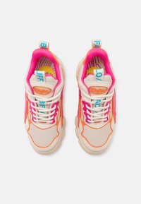 Buffalo CHAI - Sportbačiai - white/pink/orange