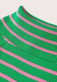 Haut côtelé avec des rayures horizontales alternées vertes et roses. Col montant avec un tissu texturé, mettant en valeur une coupe ajustée.