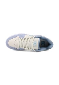 Jasnoniebieskie sneakersy z białymi akcentami, posiadające teksturowaną zamszową cholewkę, perforowany przód oraz płaskie sznurowadła. Logo DC na języku.