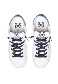 Sneakers in pelle bianca con lacci blu, punta arrotondata, dettagli blu sul tallone e logo sulla linguetta. L'interno presenta un'imbottitura.