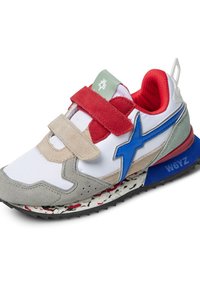 Scarpa atletica colorata caratterizzata da una combinazione di mesh bianco, suede grigio, accenti rossi, dettagli blu e cinturini con velcro. Suola testurizzata con design a motivo.
