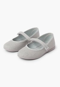 Zapatos de tela gris con punta redonda, suela plana y una cinta ajustada en la parte delantera del pie. Parte superior texturada con un forro interior suave.