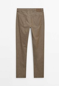 Pantalon marron à jambes droites vu de dos avec deux poches arrière et passants pour ceinture sur fond blanc uni.