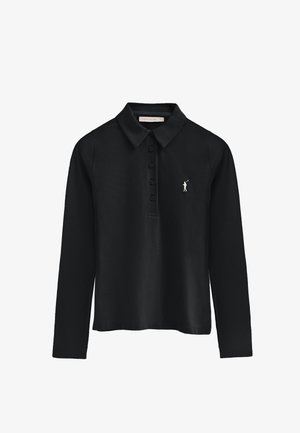 Sort langærmet polo med knaplukning, krave og et lille hvidt logo på venstre bryst. Glat stoftekstur.