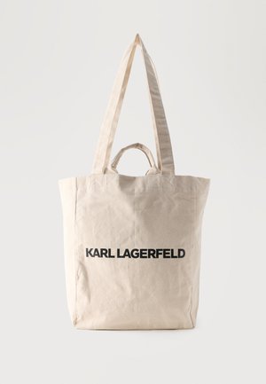 Beige lærredsnettaske med lange og korte håndtag, med teksten "KARL LAGERFELD" trykt i store sorte bogstaver på forsiden.