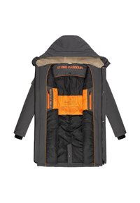 Siv parka z izolacijo s kapuco obrobljeno z krznom. Notranjost ima oranžne detajle, črno podlogo in logotip "STONE HARBOUR" na prsih.
