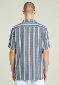 Korte mouwen shirt met verticale blauwe en witte strepen, gemaakt van lichtgewicht stof met een camp collar en een rechte zoom.