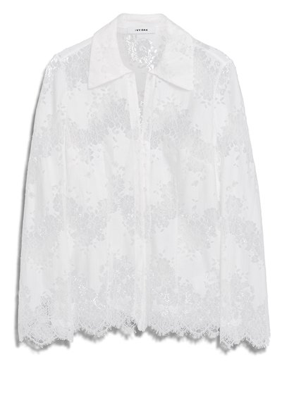 Witte kanten blouse met een kraag, knoopsluiting aan de voorkant en ingewikkelde bloemmotieven met gegolfde randen. Lichtgewicht, doorschijnende stof.
