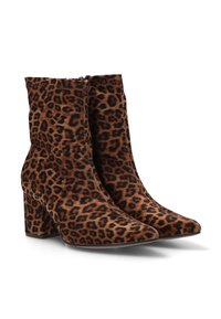 Botas de tobillo con estampado de leopardo, de textura suave, punta afilada y diseño de tacón bloque. Presentan un cierre de cremallera para facilitar la puesta.