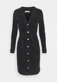 Robe en denim noir avec un col en V, des manches longues, une fermeture à boutons sur le devant et une ceinture à nouer à la taille. Texture lisse et silhouette ajustée.