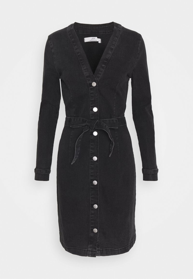 Robe en denim noir avec un col en V, des manches longues, une fermeture à boutons sur le devant et une ceinture à nouer à la taille. Texture lisse et silhouette ajustée.