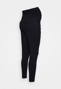 Zwarte zwangerschapsbroek met een rekbare tailleband, slim fit en achterzak. De stof lijkt glad met een lichte glans.