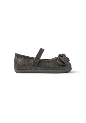Ballet flat grigio glitterato con una decorazione in suede a forma di fiocco, cinturino in Velcro, profilo basso e finitura testurizzata. Punta arrotondata e suola morbida.