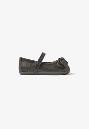 Ballet flat grigio glitterato con una decorazione in suede a forma di fiocco, cinturino in Velcro, profilo basso e finitura testurizzata. Punta arrotondata e suola morbida.