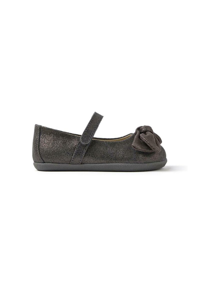 Ballet flat grigio glitterato con una decorazione in suede a forma di fiocco, cinturino in Velcro, profilo basso e finitura testurizzata. Punta arrotondata e suola morbida.