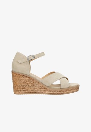 Wojas Sandály na klínu - beige