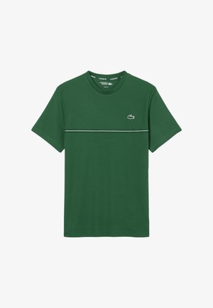 Camiseta deportiva Lacoste de manga corta verde con cuello redondo, franja reflectante horizontal en el pecho y pequeño logo de cocodrilo en el lado izquierdo del pecho.
