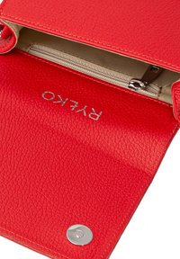 Portafoglio rosso in pelle con superficie testurizzata, dotato di un interno crema, di un compartimento con zip e di una chiusura a scatto in argento.