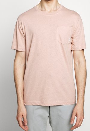 T-shirt en coton rose clair à manches courtes, avec un col rond et une poche poitrine. Texture douce, coupe droite, et détails minimalistes.