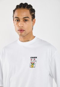 YOURTURN UNISEX - Marškinėliai su spaudiniu - bright white