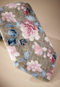 Blumenfliege mit Leinenstruktur, grauem Hintergrund, rosa Rosen und blauen Blättern. Das Design umfasst aufwendige florale Muster und Akzente.