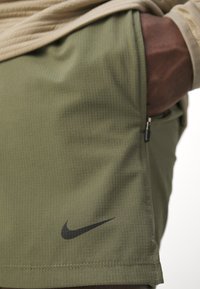 Nike Performance FLEX REP - Pantalón corto de deporte - medium olive/black