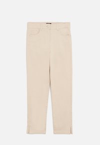 Pantalones de algodón beige con piernas rectas, bolsillos frontales, cierre de botón y aberturas en el dobladillo para un detalle adicional.