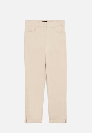 Pantalons en coton beige à jambes droites, avec poches avant, une fermeture à bouton et des fentes sur les côtés au niveau de l'ourlet pour un détail supplémentaire.