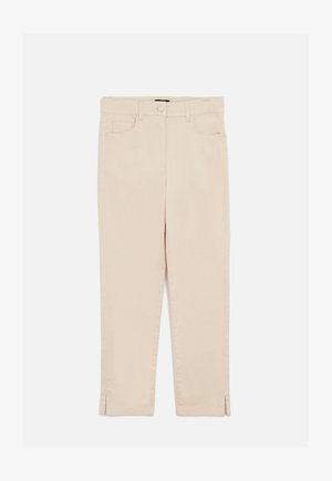 Beige katoenen broeken met rechte pijpen, voorzakken, een knoopsluiting en zijsplitten aan de onderkant voor extra detail.