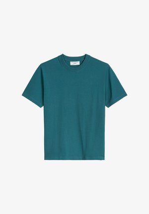 Türkisfarbenes Baumwoll-T-Shirt mit kurzen Ärmeln und Rundhalsausschnitt, geradem Saum, flach auf weißem Hintergrund präsentiert.