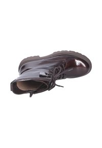 Stivaletto in pelle marrone con finitura lucida, lacci testurizzati e zip laterale. Suola in gomma spessa per la trazione.