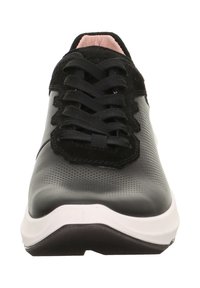 Czarny i szary but sportowy z gładką syntetyczną cholewką z perforowanymi detalami, czarnymi sznurowadłami i białą podeszwą środkową.