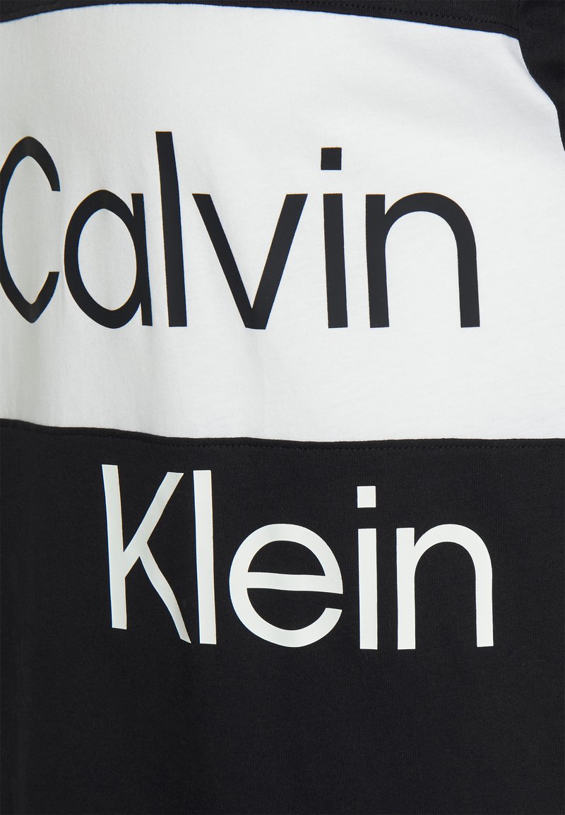 Herren T-Shirts basic | Calvin Klein Jeans Plus PLUS INSTITUTIONAL BLOCKING TEE T-Shirt print black/schwarz - HN17048 Herren T-Shirts basic | Calvin Klein Jeans Plus PLUS INSTITUTIONAL BLOCKING TEE T-Shirt print black/schwarz - HN17048