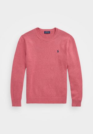 Czerwony sweter wykonany na szydełku z okrągłym dekoltem, ściągaczami na mankietach i dolnym brzegu, z małym wyszywanym logo w granatowym kolorze po lewej stronie klatki piersiowej.