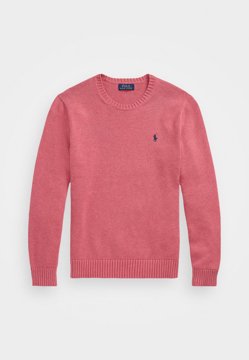 Maglione rosso a maglia con collo rotondo, polsini e orlo a coste, caratterizzato da un piccolo logo ricamato in blu navy sul lato sinistro del petto.