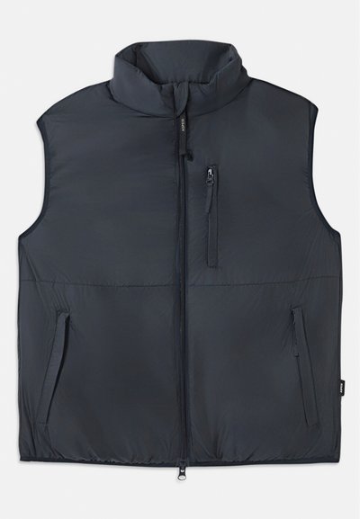 Chaleco acolchado negro sin mangas con cuello alzado, cremallera frontal y tres bolsillos con cremallera.