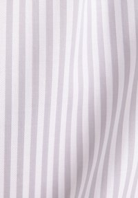 Tessuto leggero con strisce verticali alternate bianche e grigio chiaro, caratterizzato da un sottile motivo a spina di pesce per aggiungere texture.