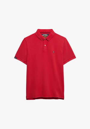 Rood poloshirt met korte mouwen, voorzien van een twee-knops sluiting, klein logo op de borst en een Superdry-label op de mouw en aan de binnenzijde van de kraag.