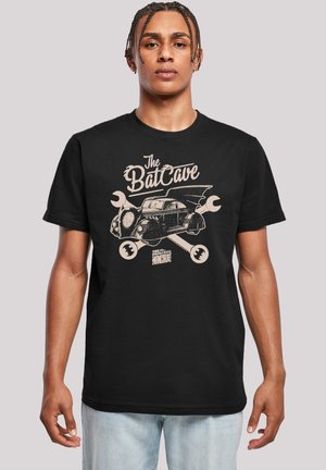 Svart bomull T-skjorte med et vintage bilgrafikk med flaggermusvinger, omringet av verktøy og flaggermus symboler, med "The BatCave" tekst over.