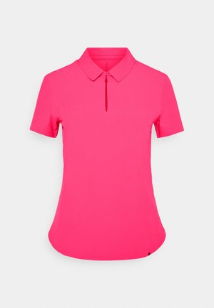 Polo à manches courtes rose vif avec un col pointu et une petite ouverture en forme de goutte à l'avant, présenté sur un fond uni.