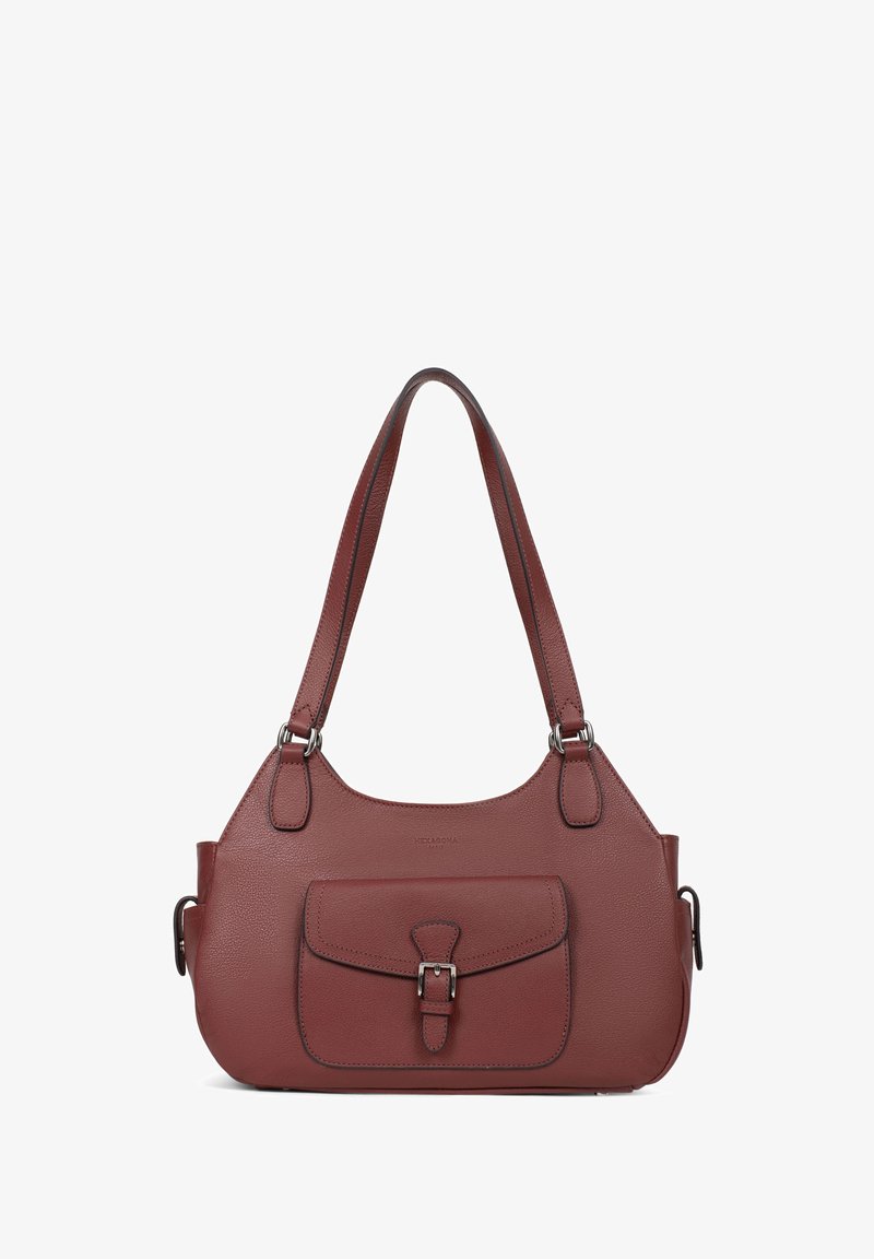 Borsa a tracolla rossa in pelle con una superficie testurizzata, due manici, una tasca frontale e un dettaglio con fibbia argentata.